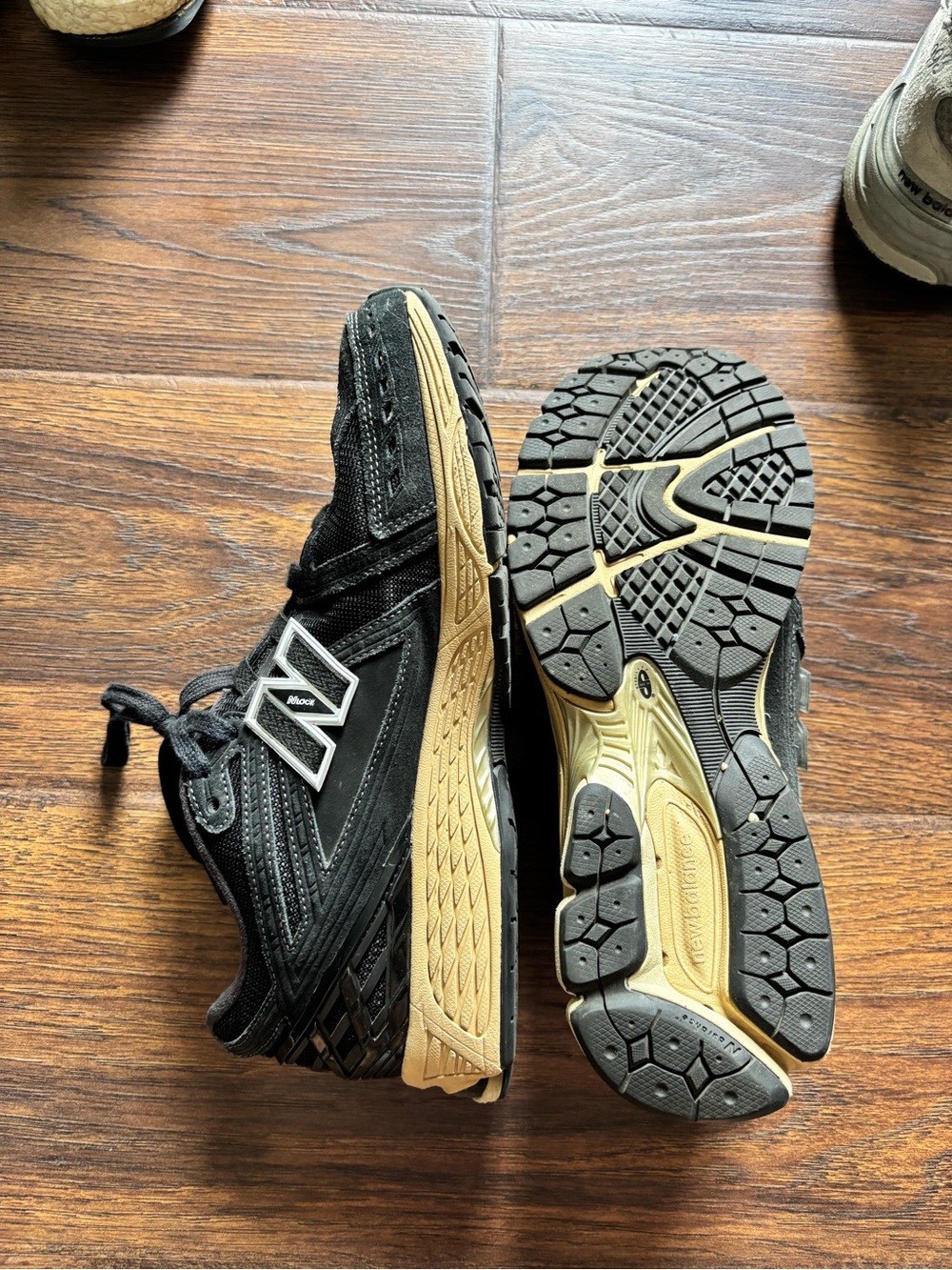 New Balance Men's Black and Tan Athletic Running Shoes